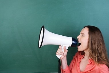 Lehrerin mit Megaphone, Streik