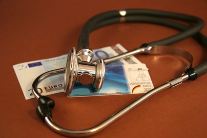 Stethoskopliegt auf Krankenkarte