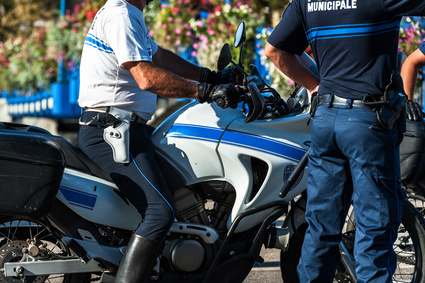 Polizist sitzt auf Motorad