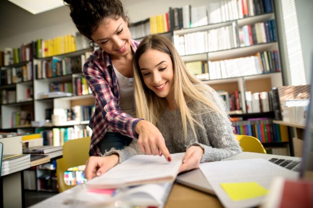 Lehramtsstudentin hält erste Unterrichtsstunde