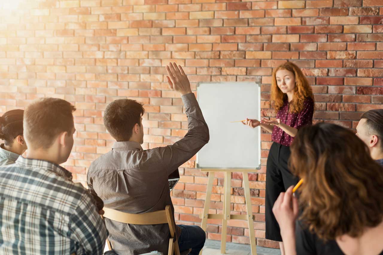 Trainer leitet Workshop