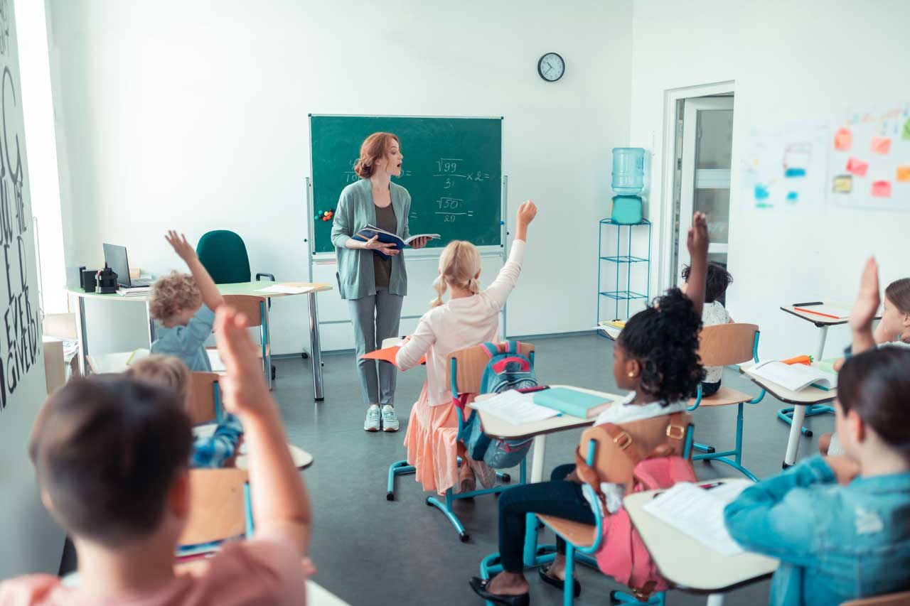 Lehrerin und Schüler im Gespräch