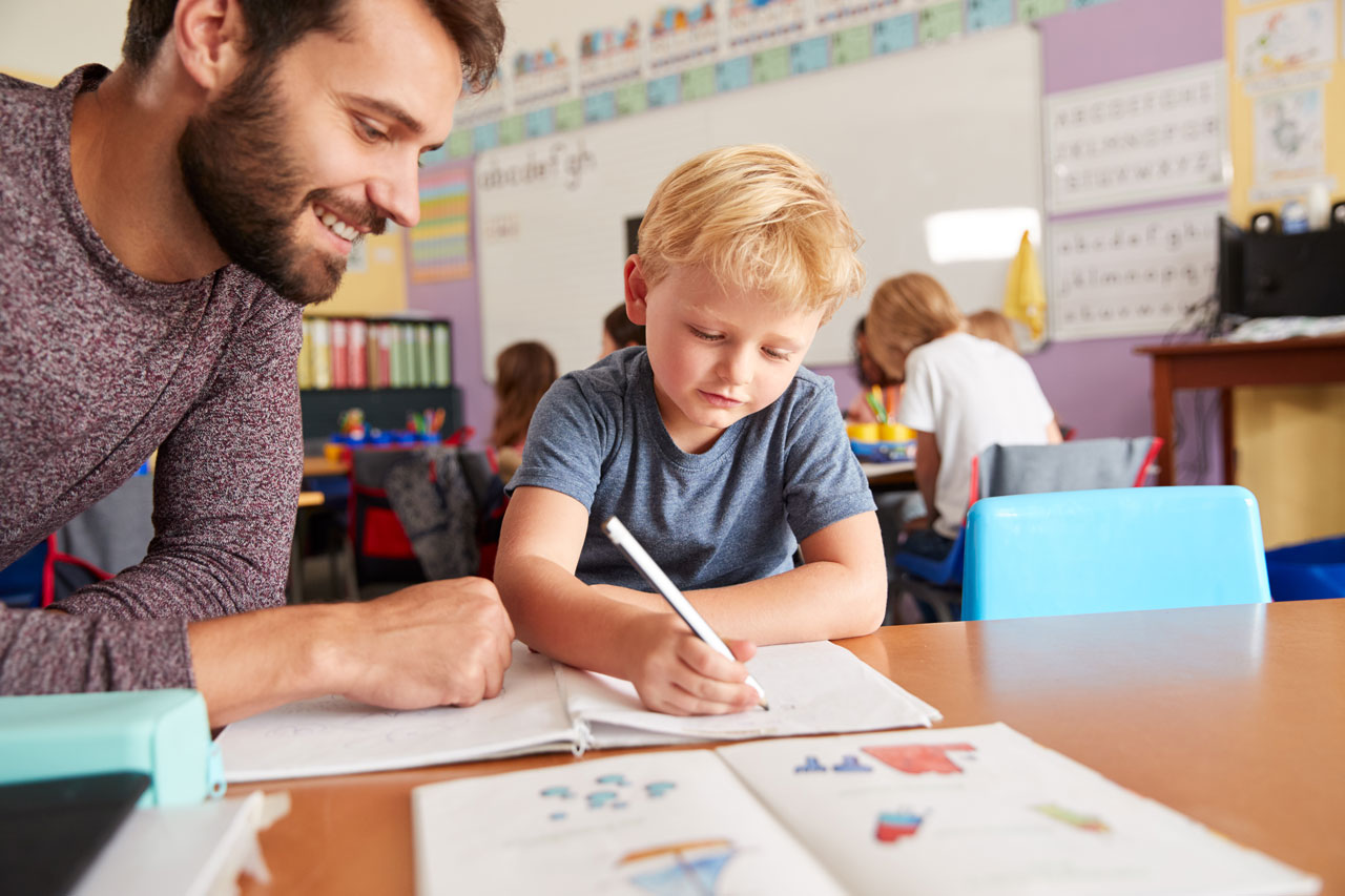 Lehrerin unterrichtet mit Freude