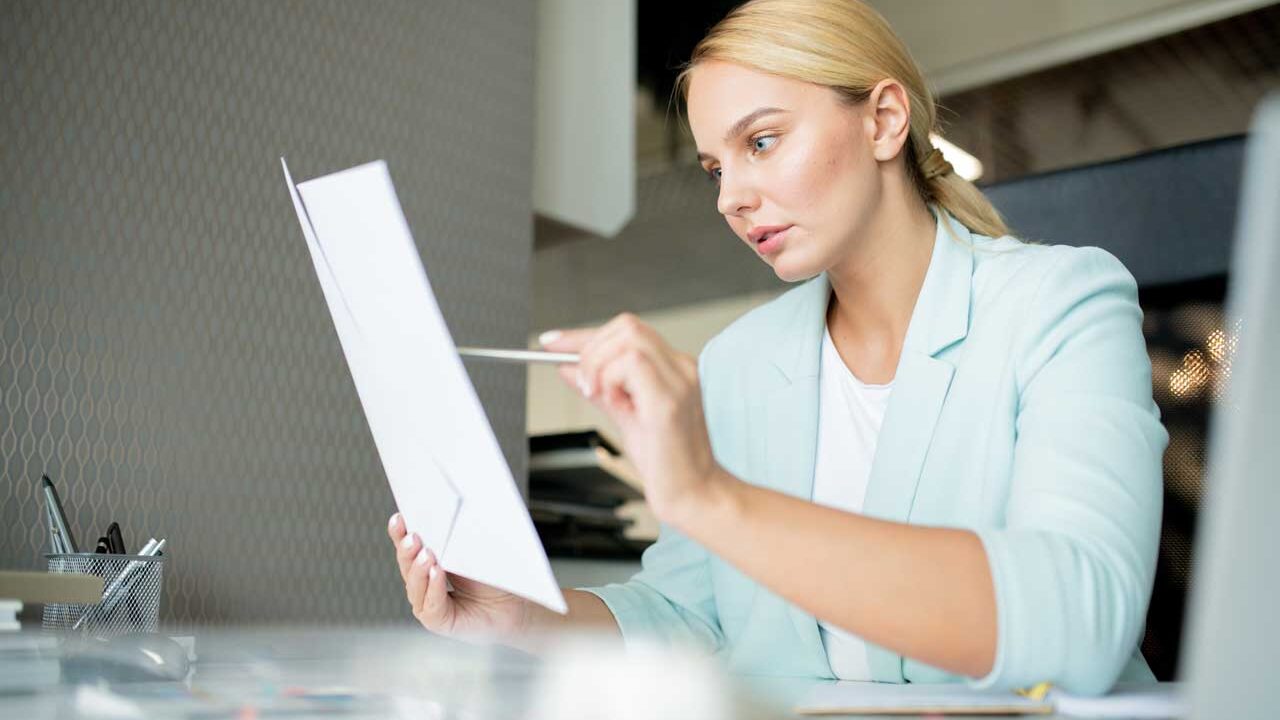 Lehrerin unterzeichnet Arbeitsvertrag