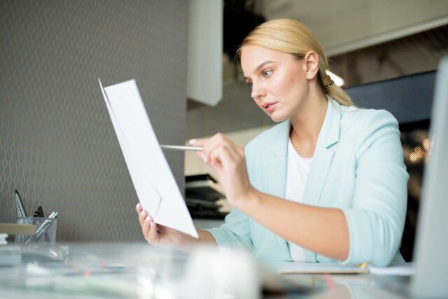 Lehrerin unterzeichnet Arbeitsvertrag