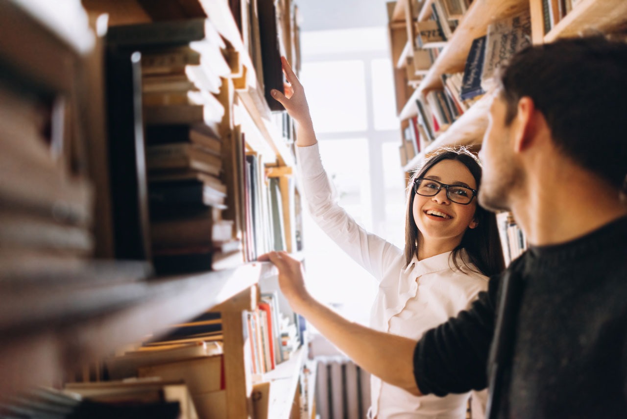 Studenten beim Lernen in Bibliothek