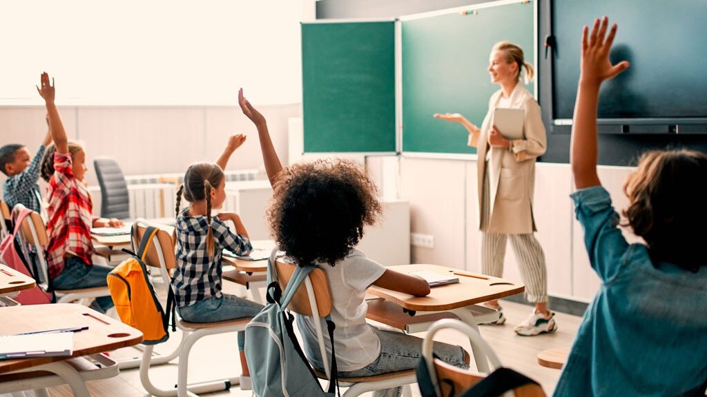 Adobe Stock – Symbolbild einer Lehrkraft im Klassenzimmer
