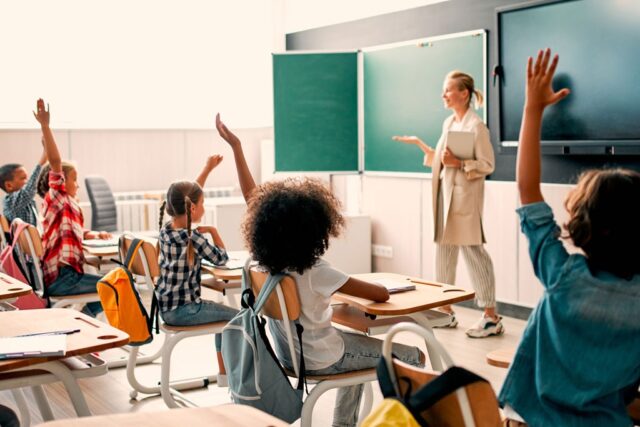 Adobe Stock – Symbolbild einer Lehrkraft im Klassenzimmer