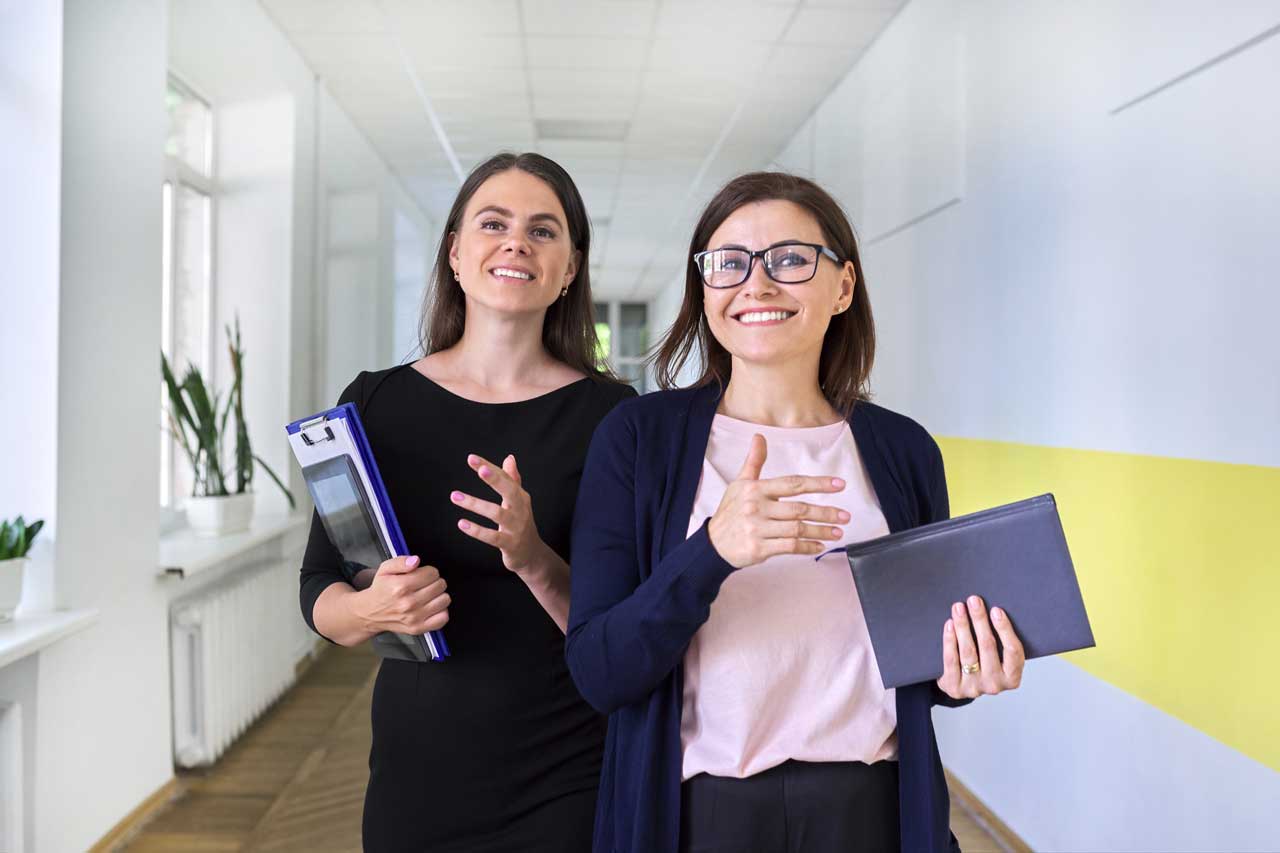 Lehramtsanwärter im Gespräch mit Mentor