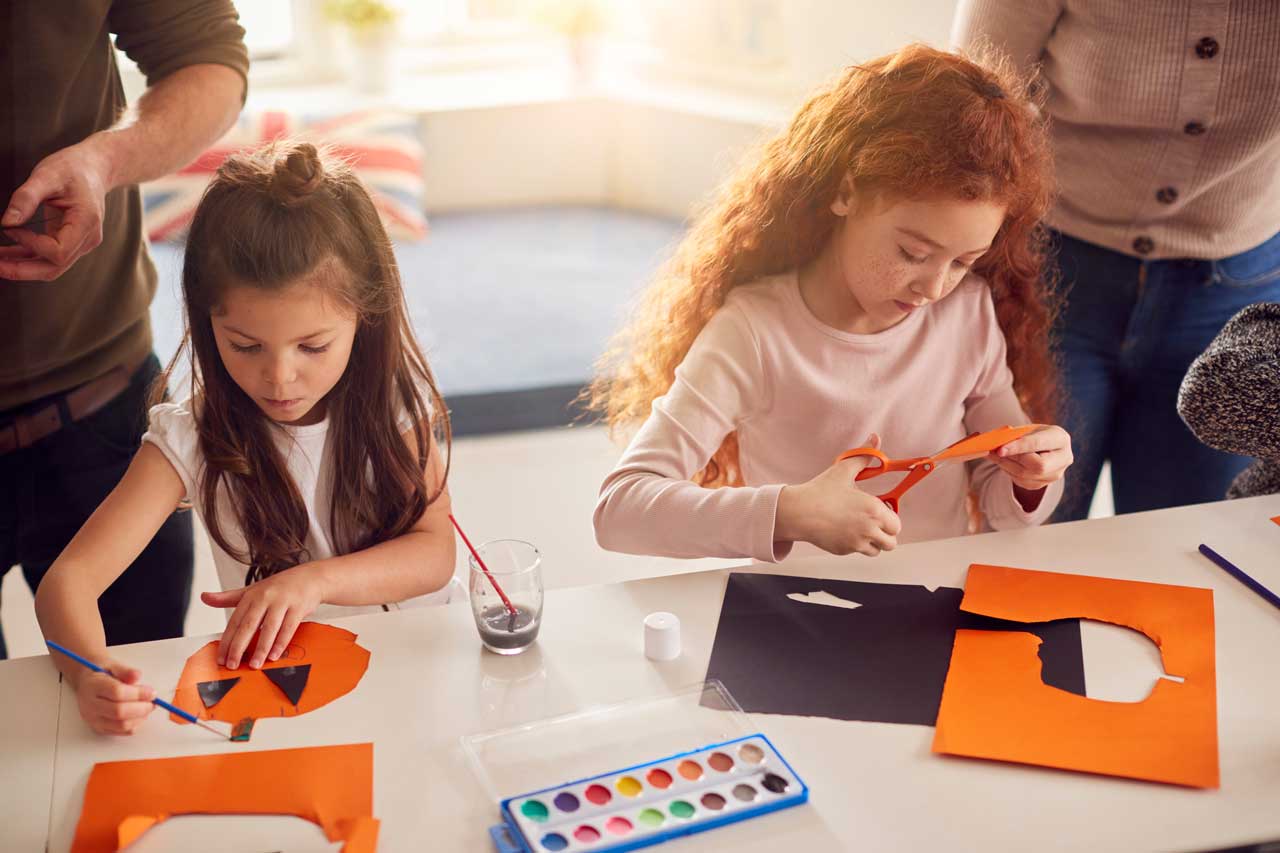Grundschullehrerin mit Kindern beim Basteln