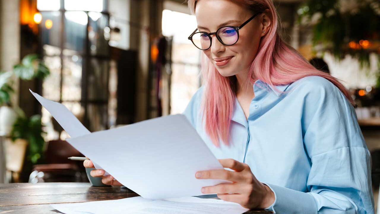 Studentin mit Bewerbungsunterlagen