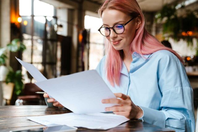 Studentin mit Bewerbungsunterlagen