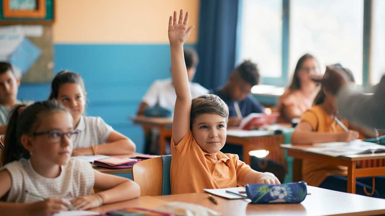 Schülerinnen und Schüler in Klassenzimmer