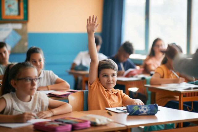 Schülerinnen und Schüler in Klassenzimmer