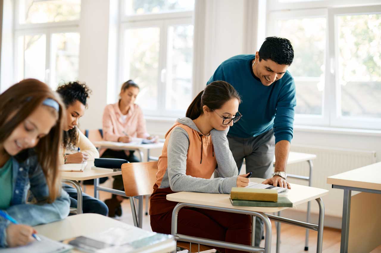 Lehramtsstudent hält erste Unterrichtsstunde
