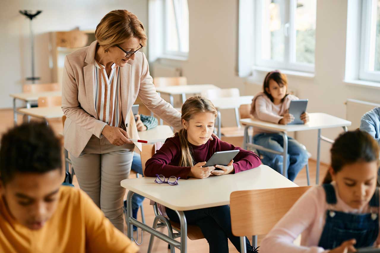 Lehrerin erklärt digital im Unterricht