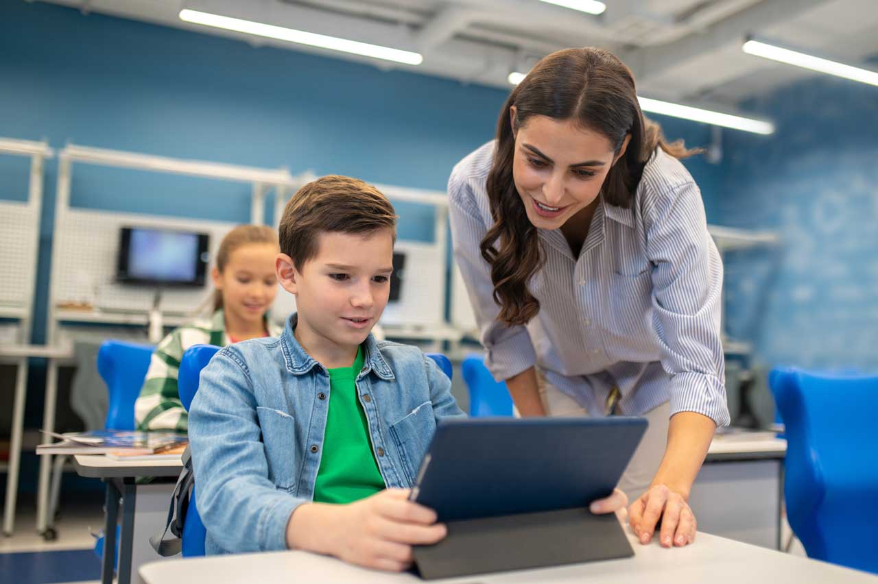 Lehrerin unterrichtet motiviert in modernem Klassenzimmer