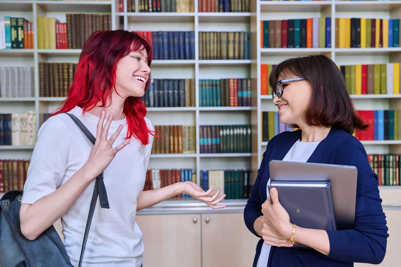 Lehramtsstudent im Gespräch mit Mentor