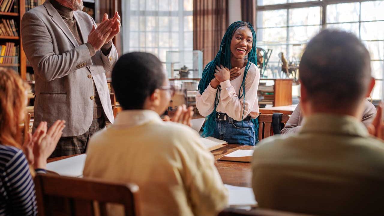 AdobeStock_566820603_1280 Lehrerin mit Ernennungsurkunde zur Beamtin