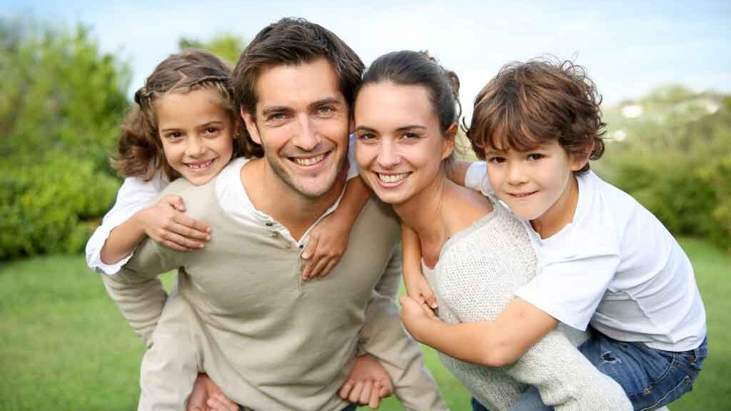 Adobe Stock – Symbolbild einer glücklichen Familie