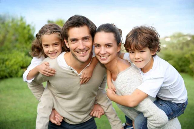 Adobe Stock – Symbolbild einer glücklichen Familie