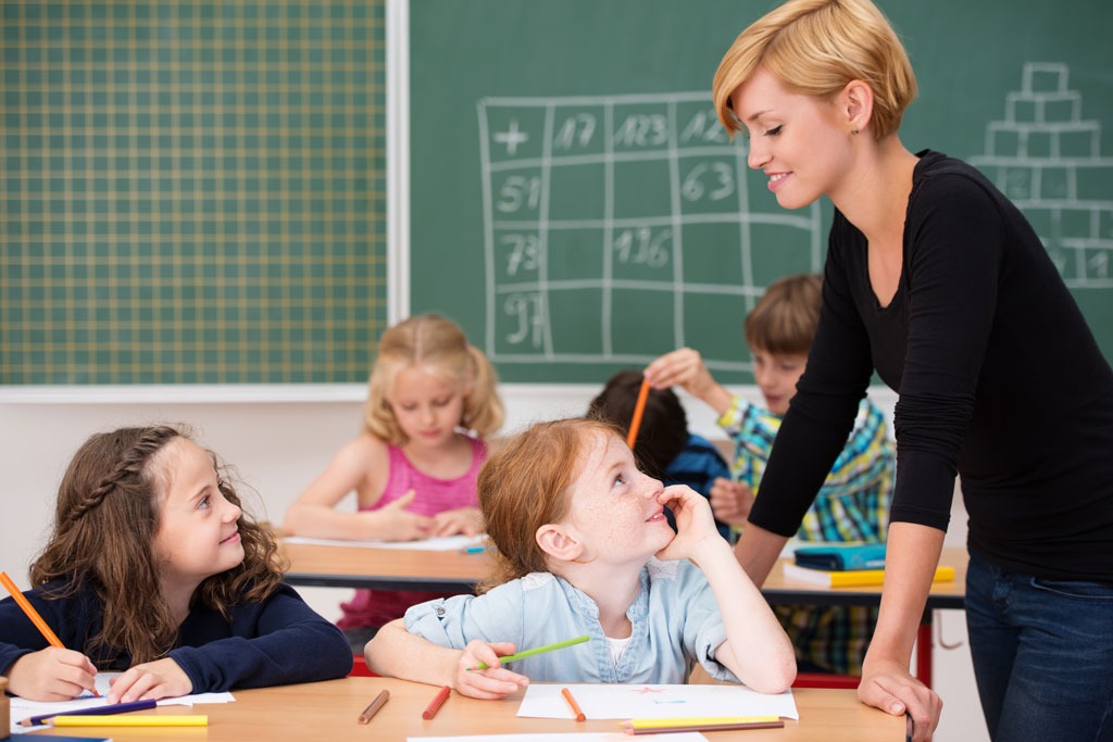 Lehrkraft im Gespräch mit Schüler