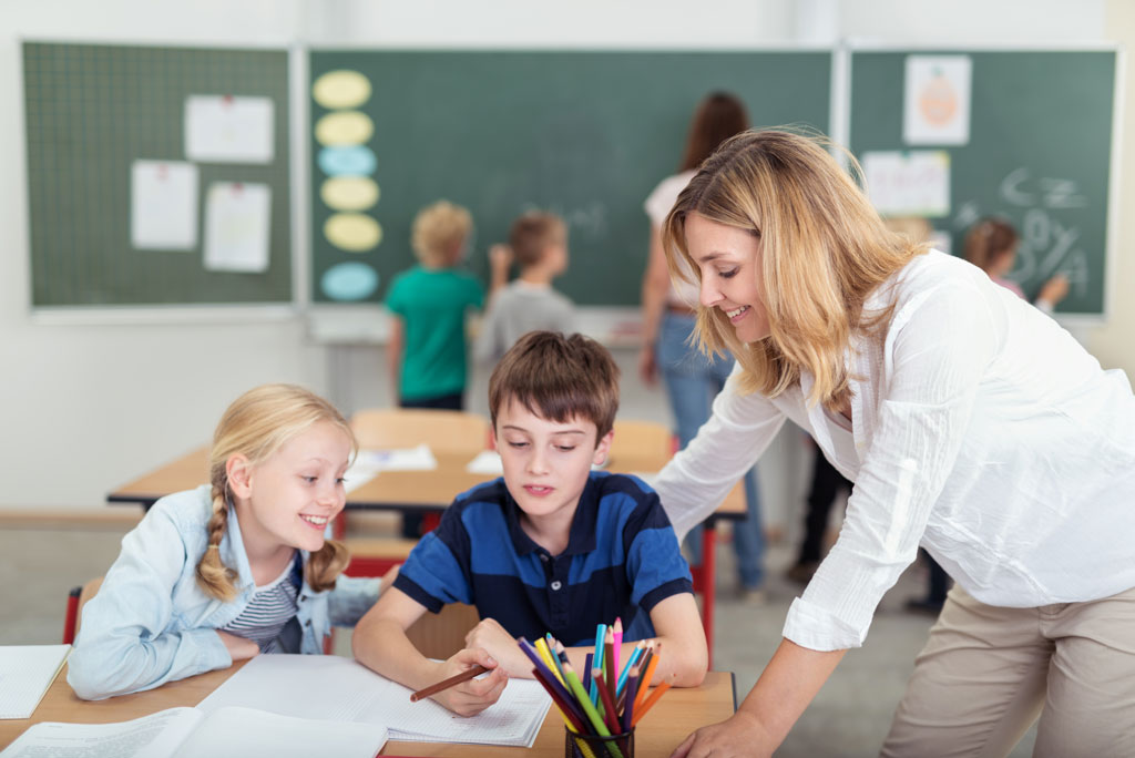 Lehrerin arbeitet mit Schülergruppe