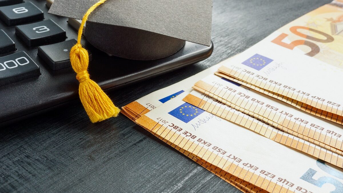 A graduate cap on a calculator and a euro as a symbol of tuition fees.