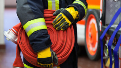Feuwerwehrmann bei der Arbeit