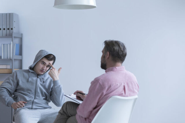 Lehrer spricht mit Schüler