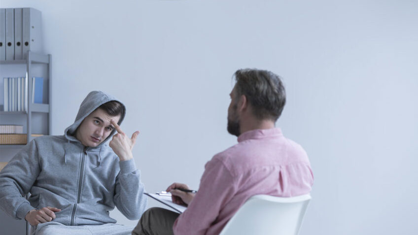 Lehrer spricht mit Schüler