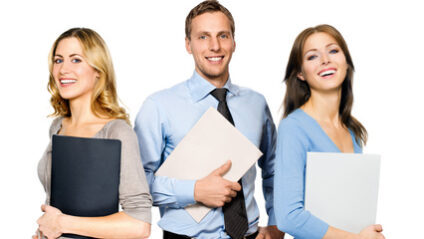 3 Personen mit Mappe