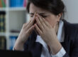Frau mit Kopfschmerzen, Burnout Lehrerin