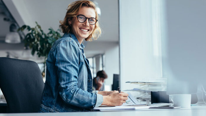 frau-arbeitet-am-schreibtsich Frau arbeitet am Schreibtisch
