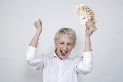 Frau freut sich über Geld