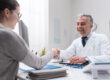 Hausarzt und Patientin
