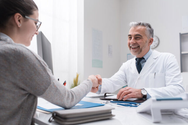 Hausarzt und Patientin