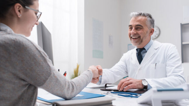 Hausarzt und Patientin