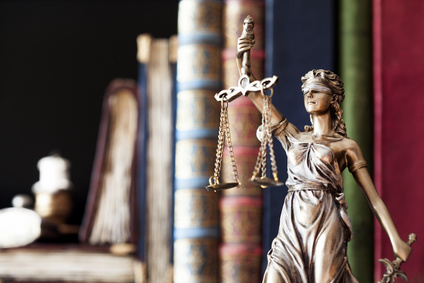 justitia vor buechern, recht