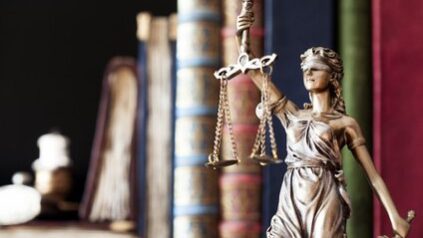 justitia-vor-buechern Justitia vor einem Bücherregal; Bild: sebra - Fotolia