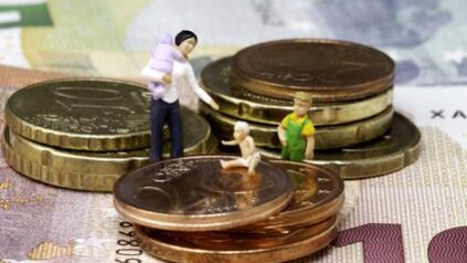 Miniaturmenschen auf Geldmünzen