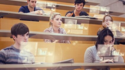 Studierende im Hörsaal hören konzentriert zu