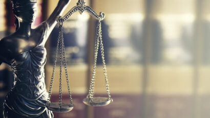 Rechtsgesetz Konzept Bild: Justitia und Rechtsbücher