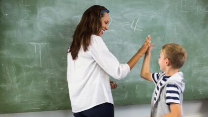 Lehrerin gibt Schüler Highfive