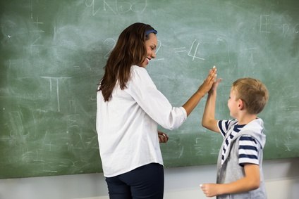 Lehrerin gibt Schüler Highfive