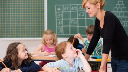 Gespräch zwischen lehrerin und Schülern