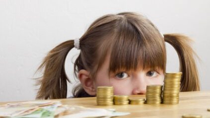 mädchen-schaut-auf-geld