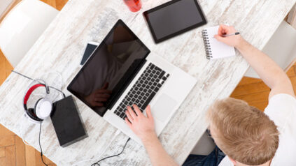 Junger Mann arbeitet am Notebook Junger Mann arbeitet am Notebook