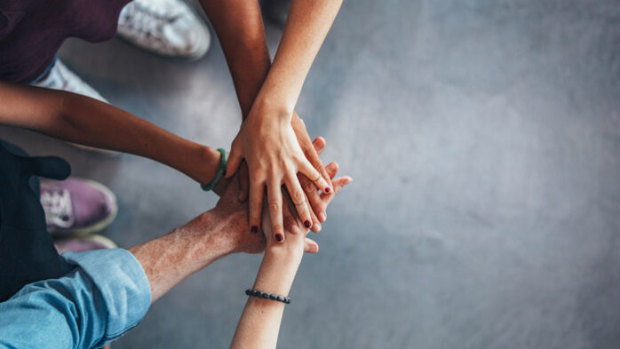 Menschen reichen sich die Hand