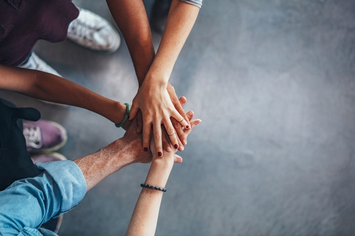 Menschen reichen sich die Hand